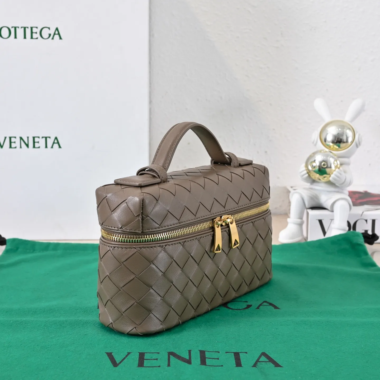 Batch 1360 Bottega Veneta 24 spring and summer woven zipper crossbody bag. A crossbody bag that can be used as a cosmetic bag. The exquisite weaving and compact body are an indispensable accessory for the upcoming summer. The double zipper also better protects the bag. It has a large capacity. If you like it, don’t miss it. Style number: 9109 Size: 22*12.5*5cm
